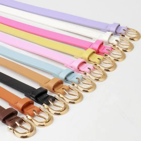 Ceintures fines en similicuir lisse, collection pastel et vive avec boucles ardillon dorées élégantes.